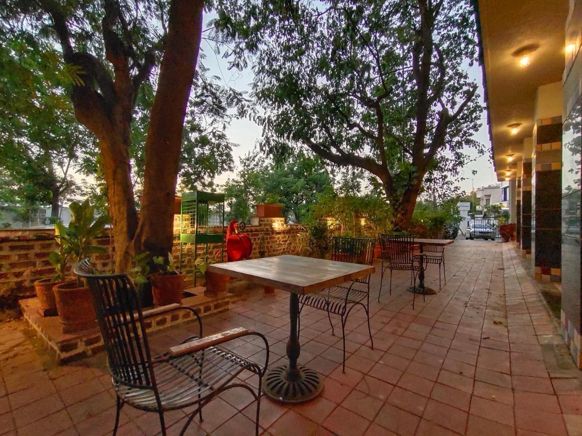 Bougainvilla Apartment Сурат Екстериор снимка